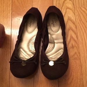 EUC Dexflex Comfort chocolate folding ballet flats